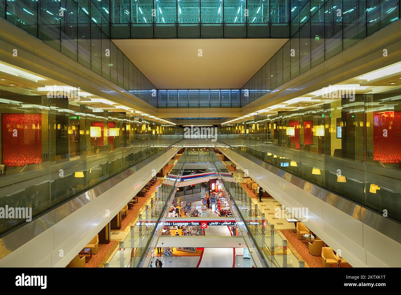 DUBAÏ, Émirats Arabes Unis 18 AVRIL 2014 intérieur de l'aéroport. L