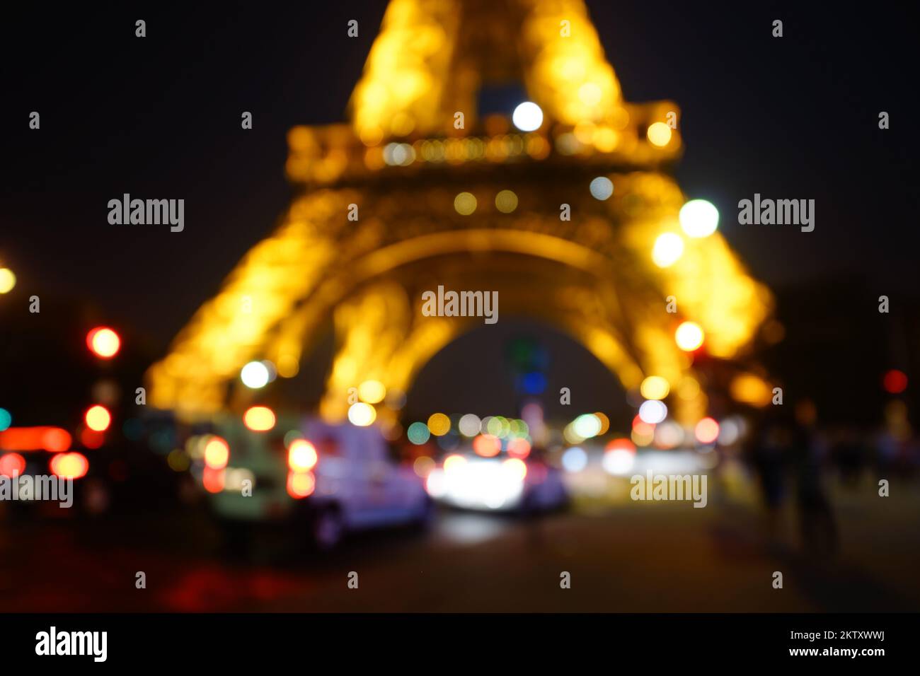 PARIS - SEP 08 : photo de la région près de la tour Eiffel la nuit sur 08 septembre 2014 à Paris, France. La tour Eiffel est le monument le plus visité Banque D'Images