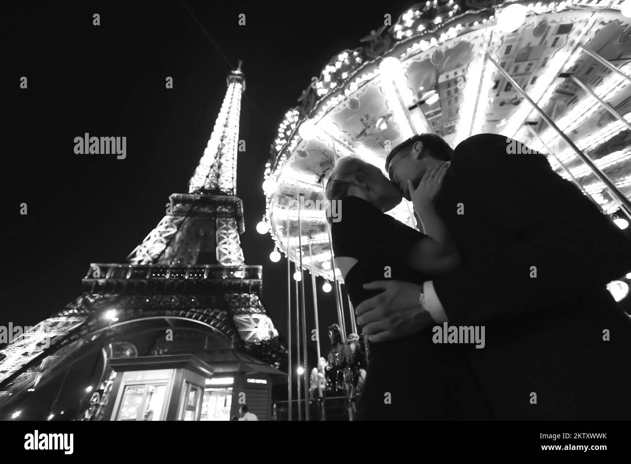 PARIS - 08 septembre : couple embrassant près de la tour Eiffel la nuit sur 08 septembre 2014 à Paris, France. La tour Eiffel est le monument le plus visité de FRA Banque D'Images