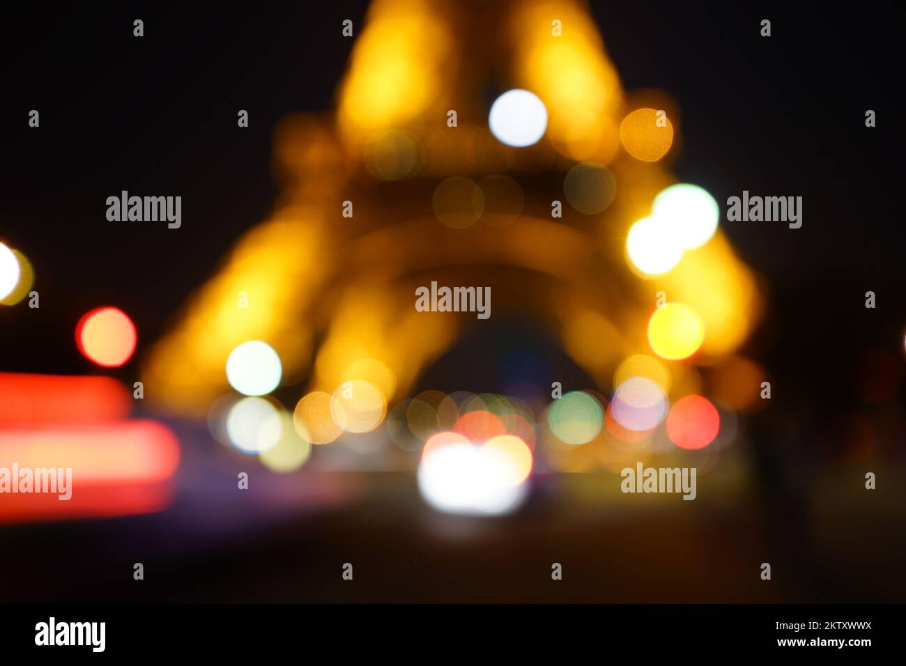 PARIS - SEP 08 : photo de la région près de la tour Eiffel la nuit sur 08 septembre 2014 à Paris, France. La tour Eiffel est le monument le plus visité Banque D'Images