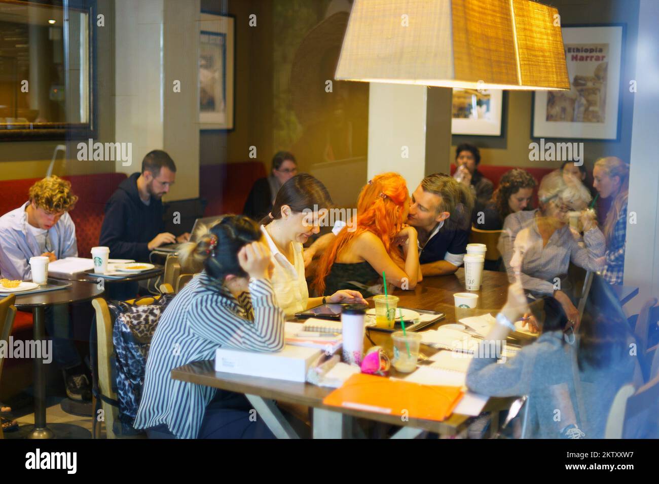 PARIS - SEP 09 : jeune couple datant dans le café parisien Sturbucks sur 09 septembre 2014. Paris, la ville de l'Amour, est une destination de voyage populaire et un m Banque D'Images