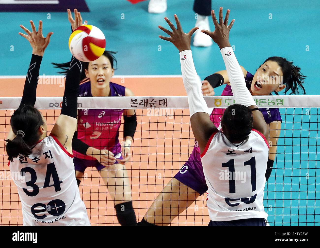 30th novembre 2022. Volleyball: Heungkuk Life vs. GS Caltex Kixx Kim Yeon-koung (R, arrière) des araignées Heungkuk Life Pink monte le ballon contre le GS Caltex Kixx lors d'un match de volley-ball féminin de la V-League dans un stade d'Incheon, à l'ouest de Séoul, le 29 novembre 2022. Crédit : Yonhap/Newcom/Alay Live News Banque D'Images
