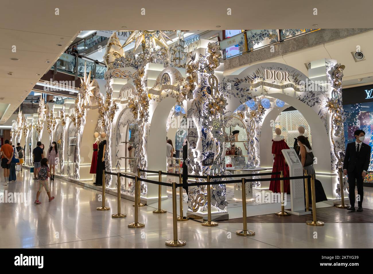 Kuala Lumpur,Malaisie - 30 novembre,2022 : magnifique décoration de Noël Dior dans le centre commercial Gardens. Les gens peuvent voir explorer et faire du shopping autour de lui. Banque D'Images