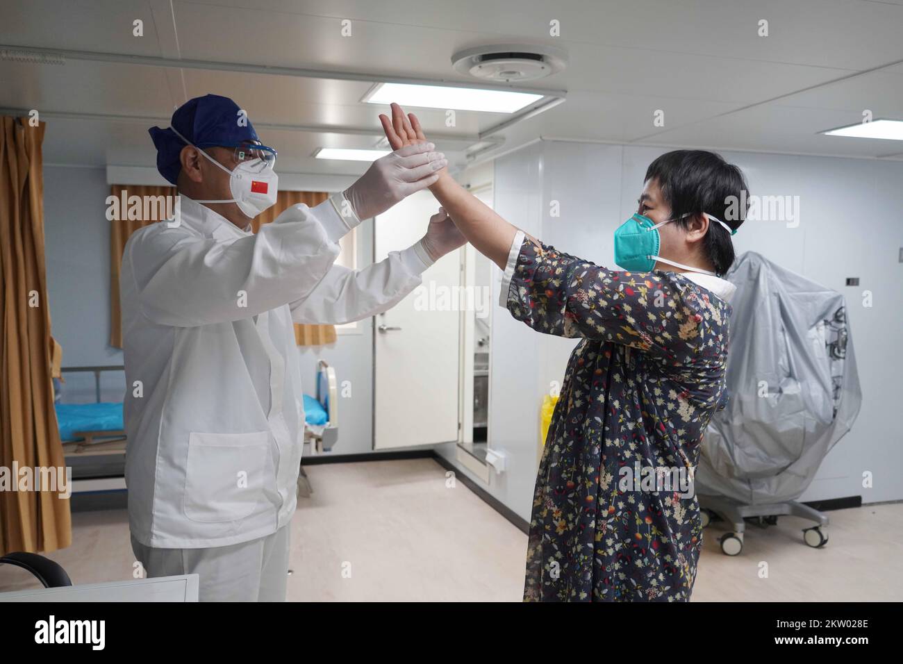 Hangzhou, Indonésie. 11th novembre 2022. Un médecin effectue un examen médical pour un patient local sur le navire de l'hôpital naval chinois Peace Ark lors d'une mission médicale à Jakarta, capitale de l'Indonésie, le 11 novembre 2022. Le navire de l'hôpital naval chinois Peace Ark est arrivé mardi matin dans un port militaire de Zhoushan, dans la province de Zhejiang en Chine orientale, après avoir réussi une mission médicale à Jakarta, capitale de l'Indonésie. POUR RENTRER CHEZ lui AVEC le « navire de l'hôpital naval chinois après sa visite à Jakarta » Credit: Sun Fei/Xinhua/Alay Live News Banque D'Images