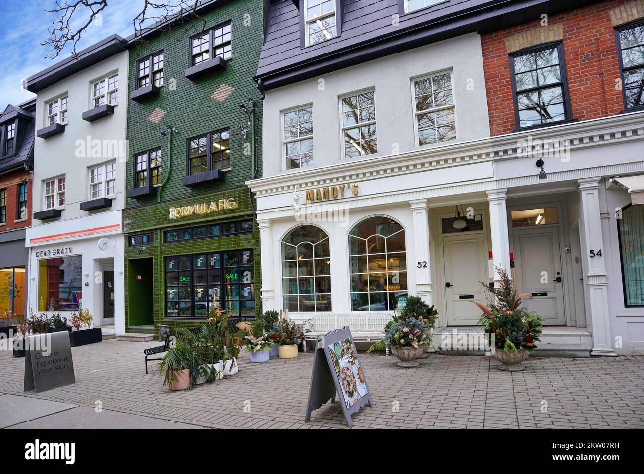 Toronto, Canada - novembre 2022 : d'anciens bâtiments ont été rénovés dans le quartier de l'avenue Ossington et de la rue Queen et transformés en bâtiments à la mode Banque D'Images