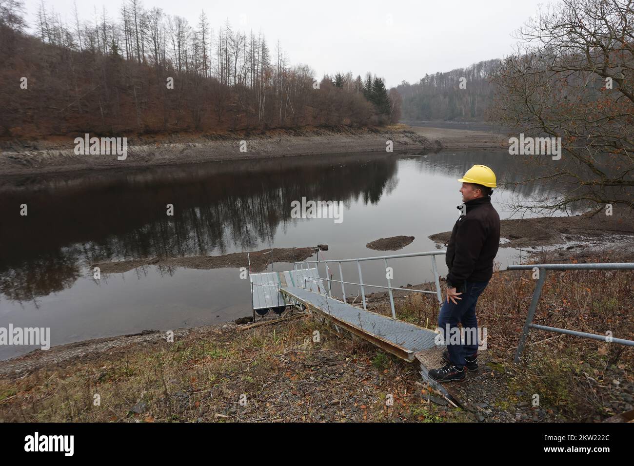 Thale, Allemagne. 29th novembre 2022. Andreas Rienäcker, directeur de l'usine, se trouve dans l'usine de stockage à pompage et regarde le réservoir de Wendefurth. Tous les dix ans, le bassin est abaissé afin d'effectuer les travaux d'entretien et de nettoyage nécessaires dans la zone du barrage. En cours de baisse du niveau d'eau, des travaux importants pourraient également être effectués sur la sortie d'eau de l'usine de stockage pompée de la société d'énergie Vattenfall. Credit: Matthias Bein/dpa/ZB/dpa/Alay Live News Banque D'Images