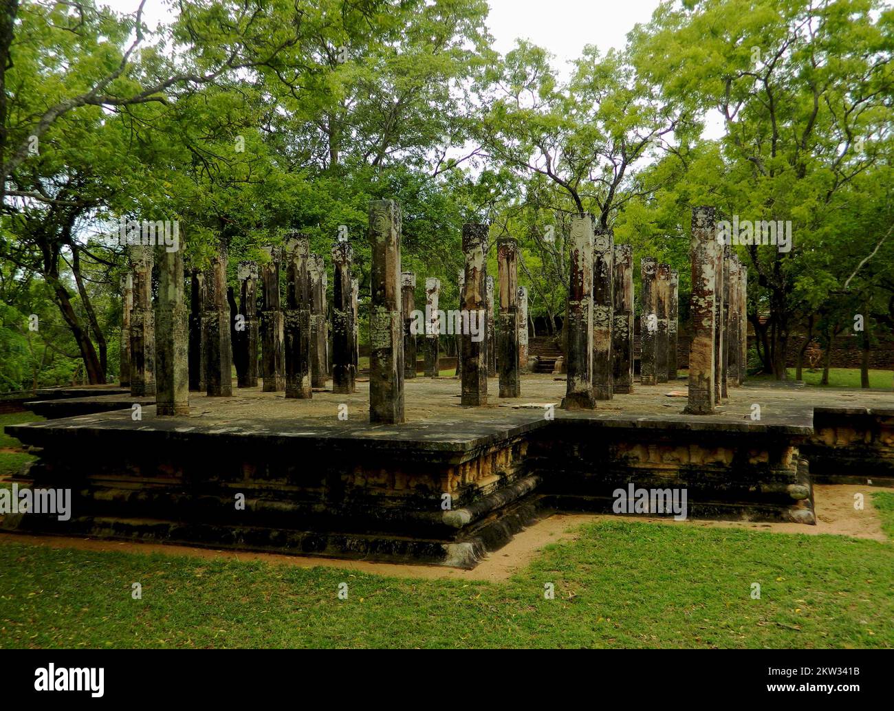 Polonnaruwa est le deuxième royaume de l'ancien Sri Lanka. Le roi Parakramabahu 4 a développé de nombreux wewas et temples et a établi la subsistance du pays. La maison d'images Polonnaruwa Lankathilaka est une maison d'images de Bouddha monolithique également construite par le roi Parakramabahu en briques et les murs extérieurs sont couverts de dessins et sculptures élaborés. L'époque dorée fut ruinée par le roi Maga en envahissant et détruisant les temples et les sanctuaires du royaume. Polonnaruwa, Sri Lanka. Banque D'Images