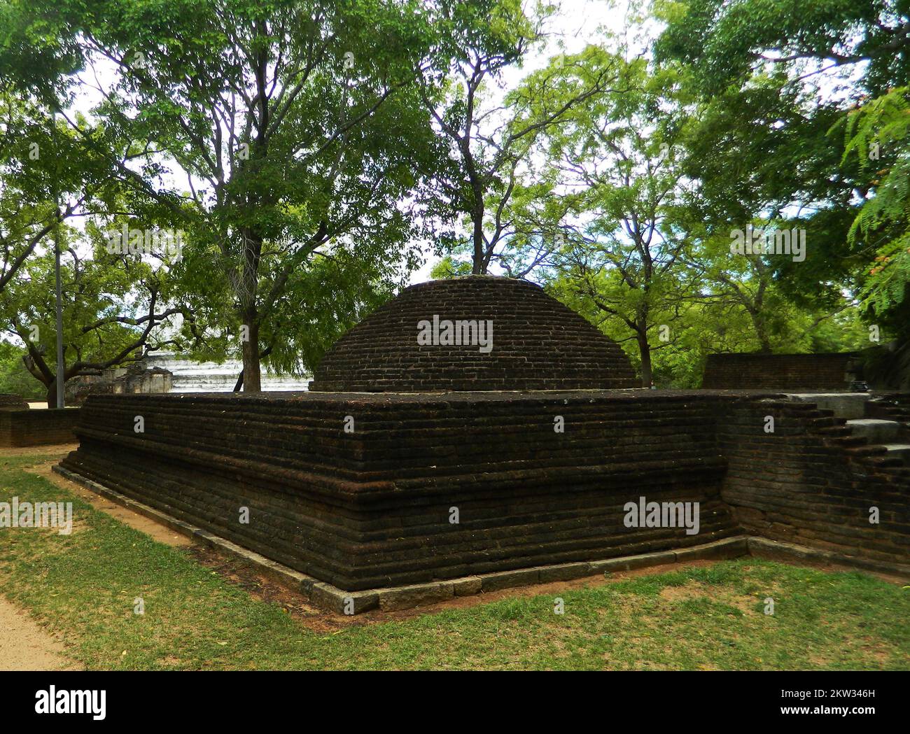 Polonnaruwa est le deuxième royaume de l'ancien Sri Lanka. Le roi Parakramabahu 4 a développé de nombreux wewas et temples et a établi la subsistance du pays. La maison d'images Polonnaruwa Lankathilaka est une maison d'images de Bouddha monolithique également construite par le roi Parakramabahu en briques et les murs extérieurs sont couverts de dessins et sculptures élaborés. L'époque dorée fut ruinée par le roi Maga en envahissant et détruisant les temples et les sanctuaires du royaume. Polonnaruwa, Sri Lanka. Banque D'Images