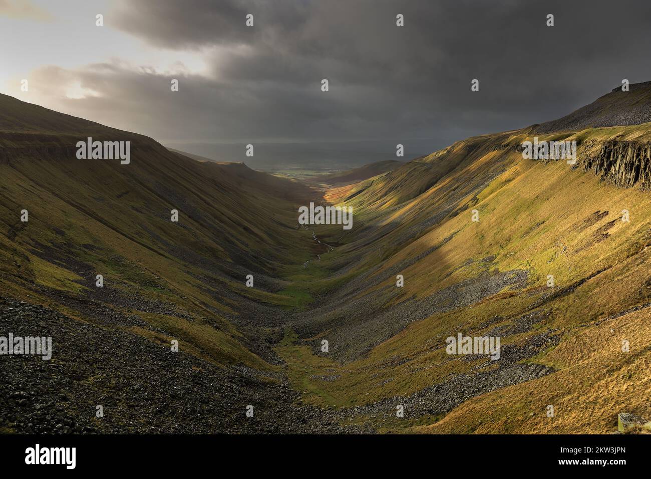 Stormy Sky over High Cup vue de High Cup Nick, North Pennines, Cumbria, Royaume-Uni Banque D'Images