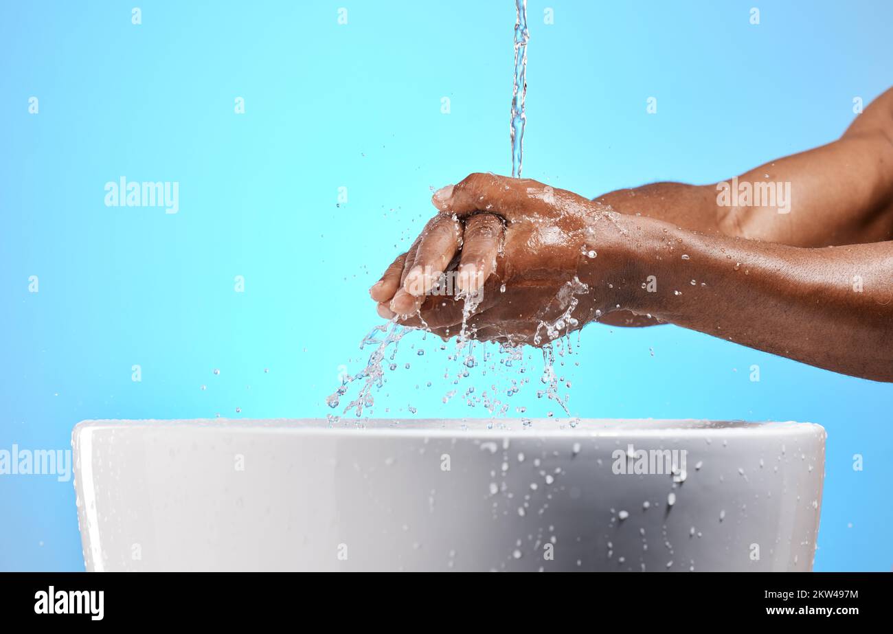 Propre, l'eau et l'homme se lavant les mains pour l'hygiène, pour arrêter les germes et prévenir les bactéries dans un studio. Bien-être, la santé et la proximité d'un gars nettoyant son Banque D'Images