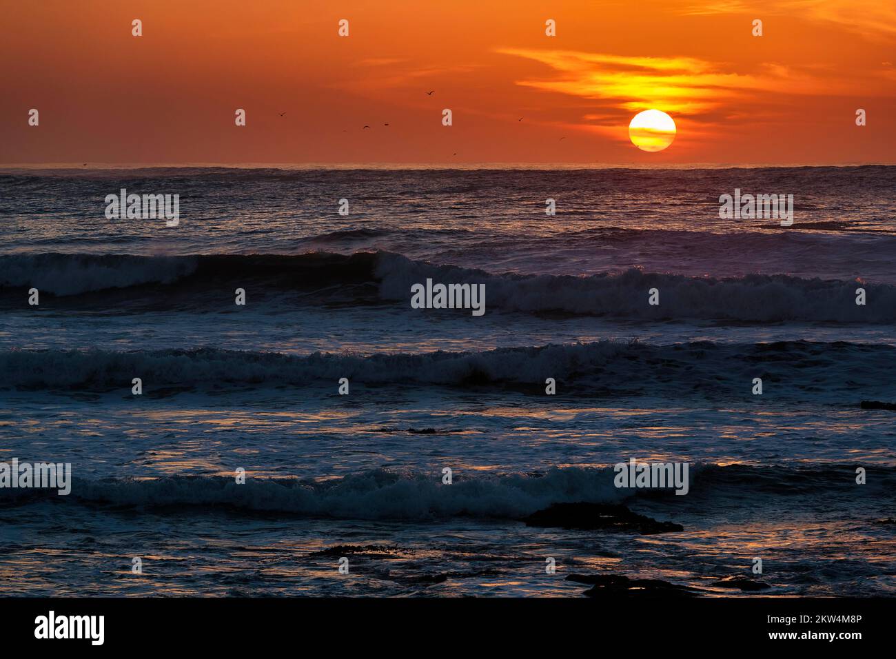 Vagues au coucher du soleil sur l'océan Atlantique, contre-jour, Essaouira, Marrakech-Safi, Maroc, Afrique Banque D'Images