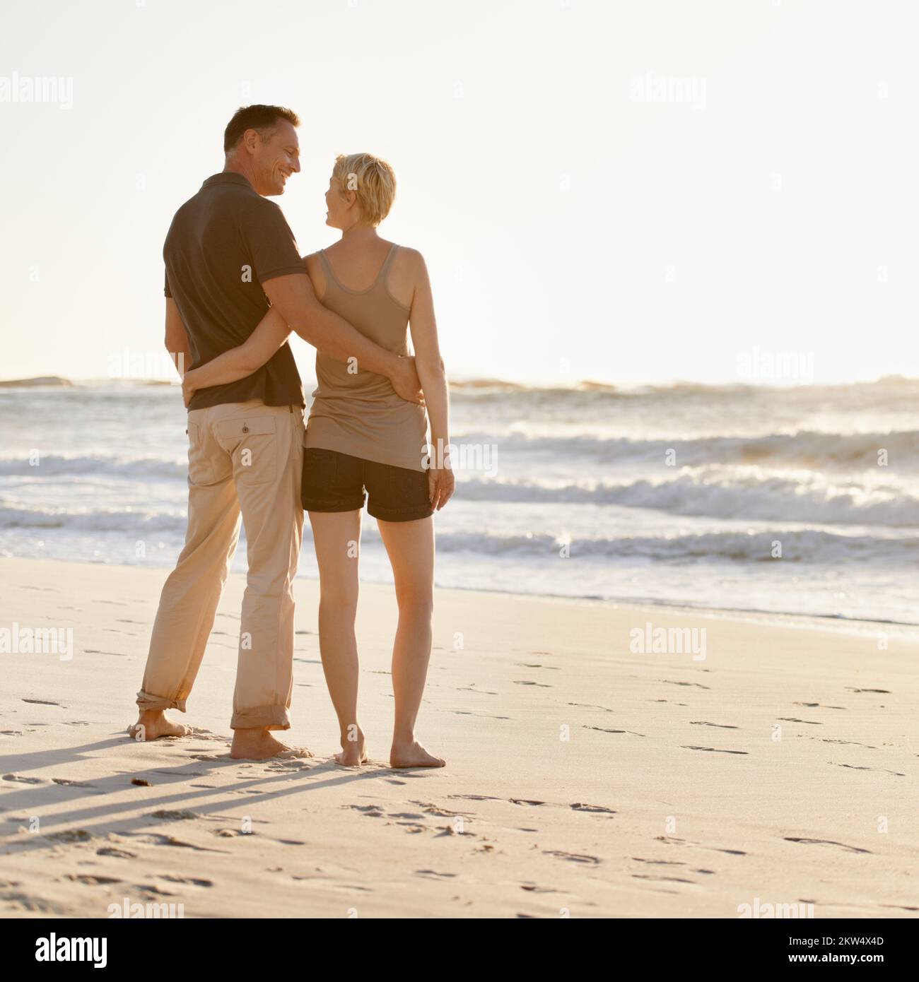 Quel beau jour d'être amoureux. Un couple aimant sur la plage. Banque D'Images