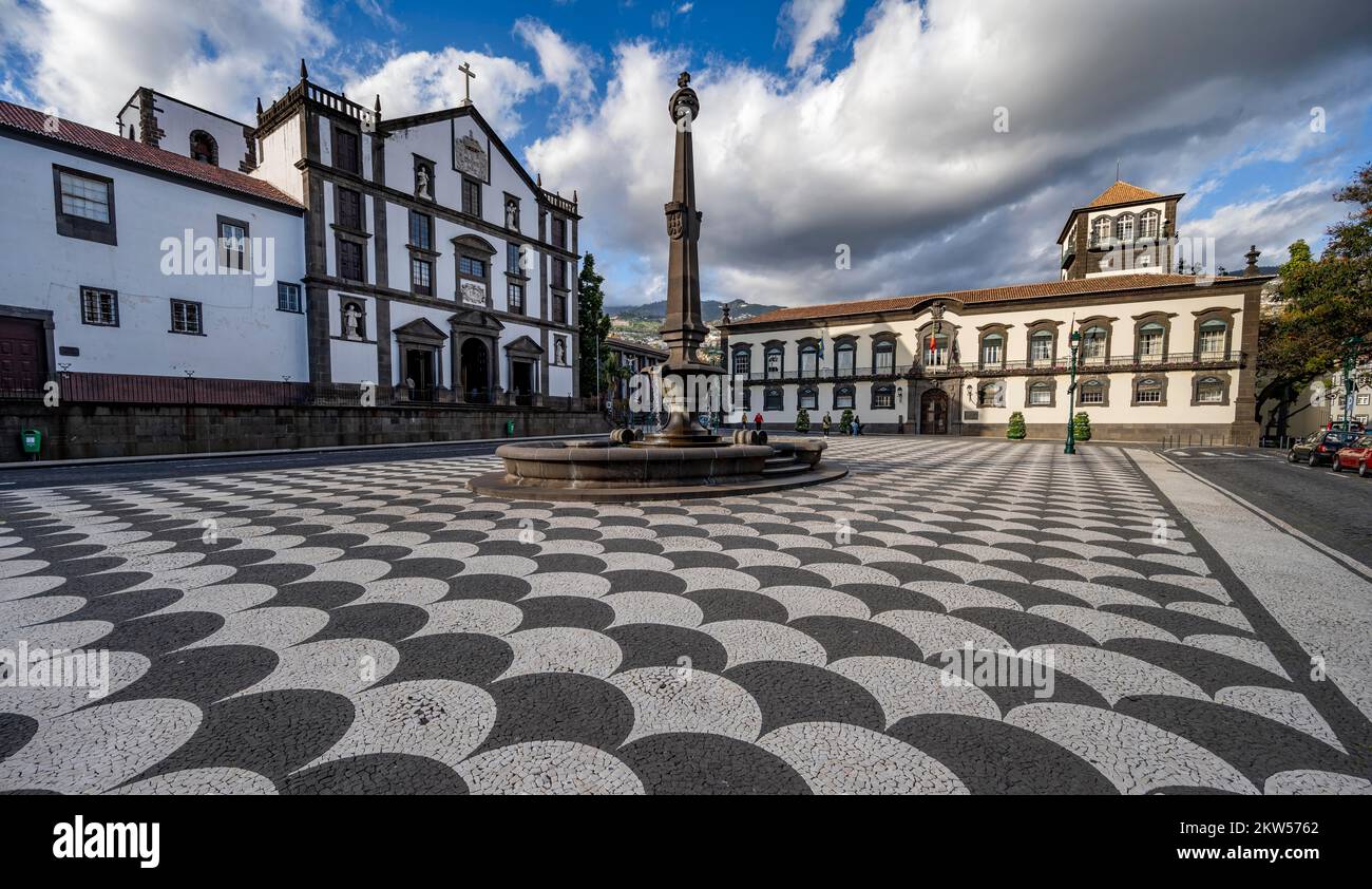 Place Largo do Município avec sol en mosaïque et fontaine, église Igreja de São João Evangelista do Colégio do Funchal et Câmara Municipal de Funchal Banque D'Images