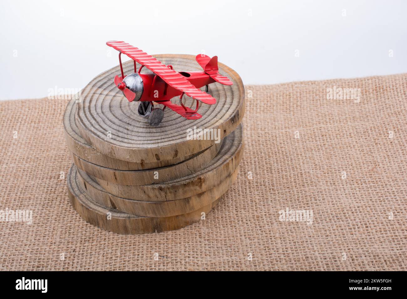 Couleur rouge jouet avion est sur une texture en bois Banque D'Images Couleur rouge jouet avion est sur une texture en bois Banque D'Images