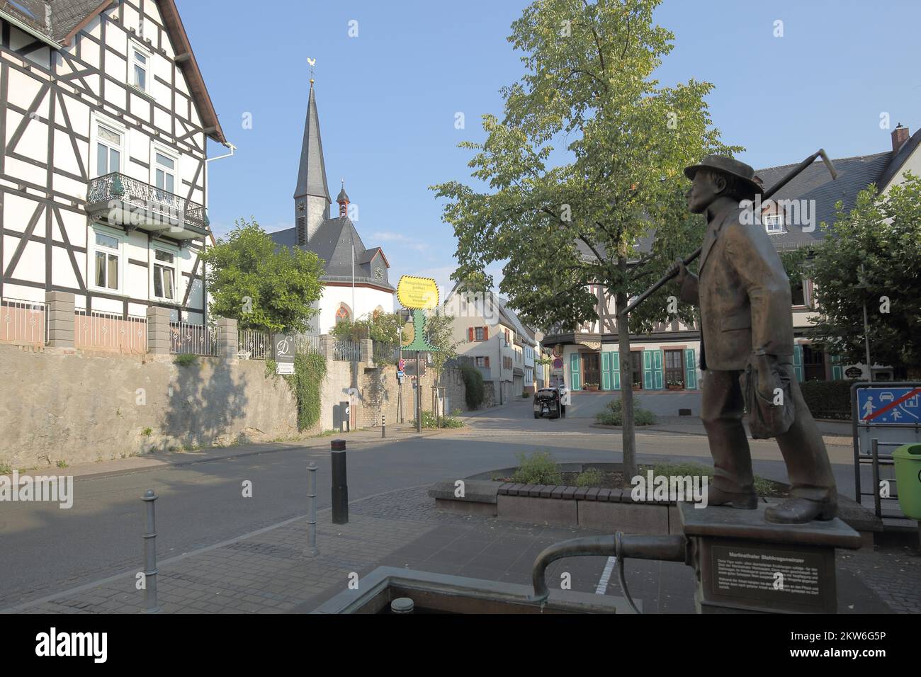 Place du marché avec fontaine du vigneron et St. Église de Sebastian et Laurentius à Martinsthal, Eltville, Rheingau, Taunus, Hesse, Allemagne, Europe Banque D'Images