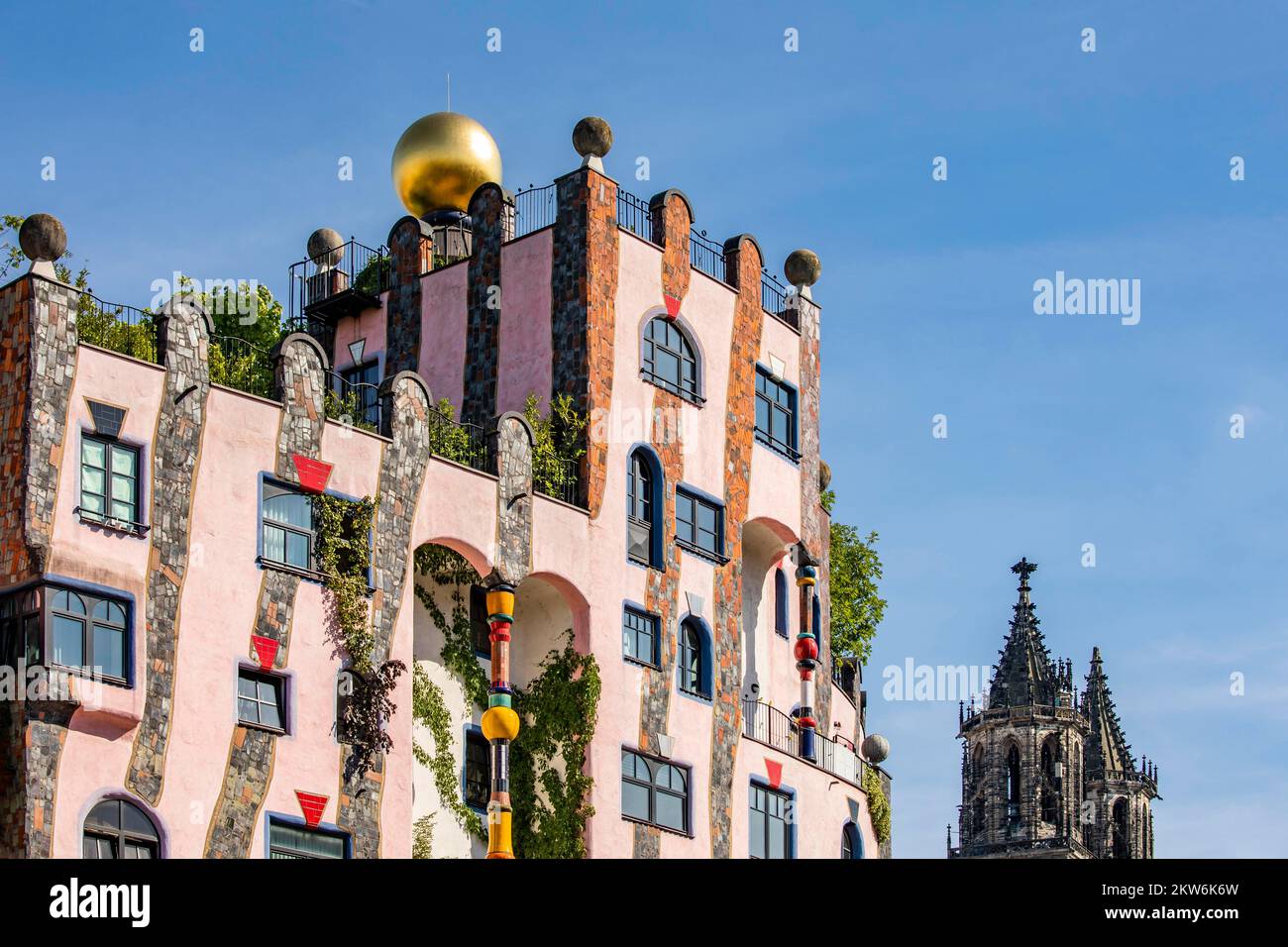 Façade de l'œuvre architecturale de l'art Citadelle verte et cathédrale de Magdebourg, Hundertwasser House, Magdebourg, Saxe-Anhalt, Allemagne, Europe Banque D'Images