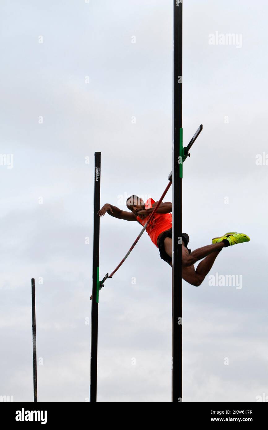 Rencontre internationale de la Banque de Pôle à Dessau-Roßlau le 13/09/2022, pole vaulter traversant le bar, Dessau-Roßlau, Saxe-Anhalt, Allemagne, Europe Banque D'Images