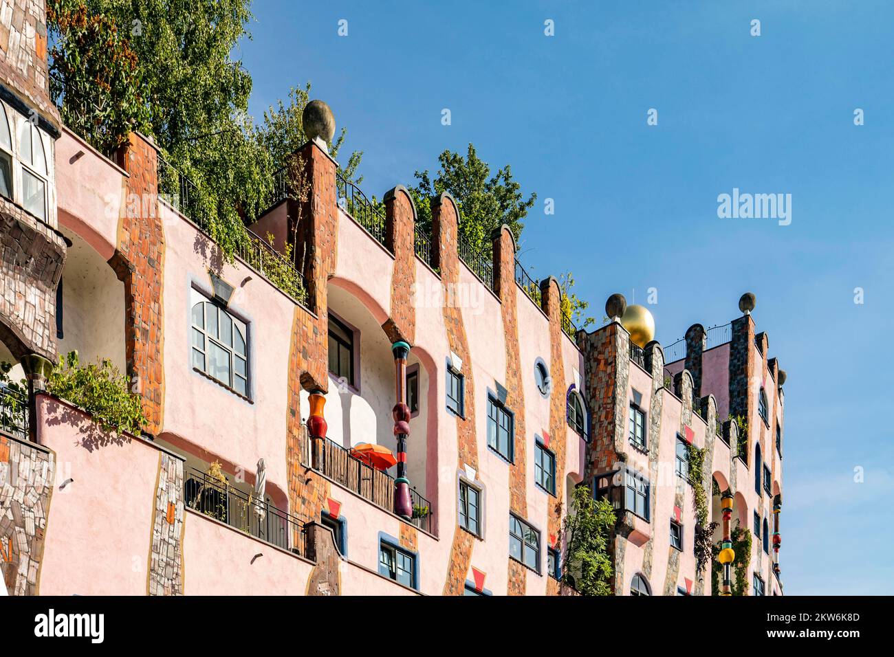 Façade de l'œuvre architecturale de l'art Grüne Zitadelle, Hundertwasser-Haus, Magdebourg, Saxe-Anhalt, Allemagne, Europe Banque D'Images