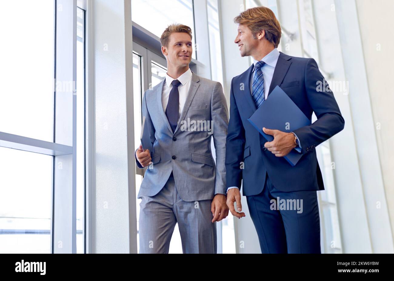 Parlez-moi de vos idées pour le projet à venir. Une image rognée de deux hommes d'affaires ayant une conversation. Banque D'Images