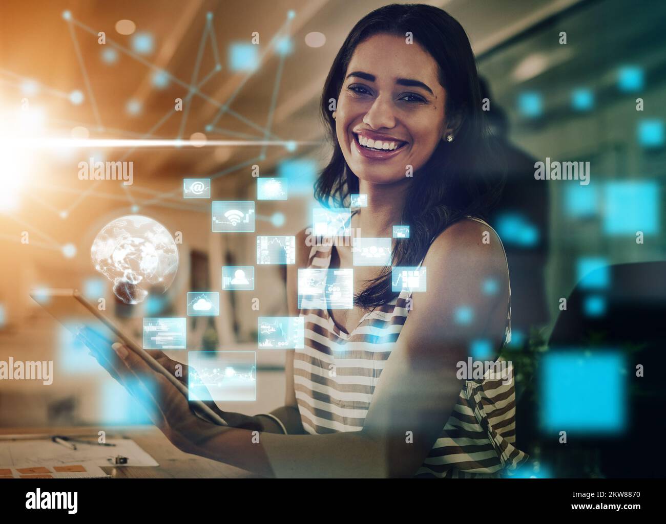 Femme, IA et tablette numérique dans le Big Data travaillant au bureau avec le sourire pour la technologie virtuelle. Portrait d'une femme d'affaires sur écran tactile souriant Banque D'Images