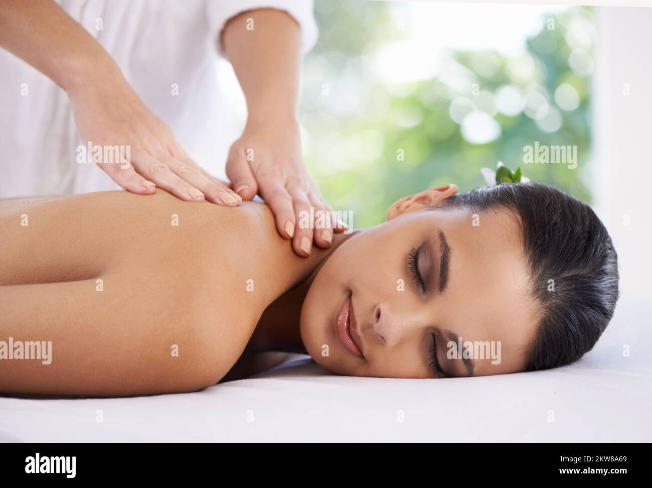 La vie ne s'améliore pas. Une jeune femme qui profite d'un massage au spa. Banque D'Images