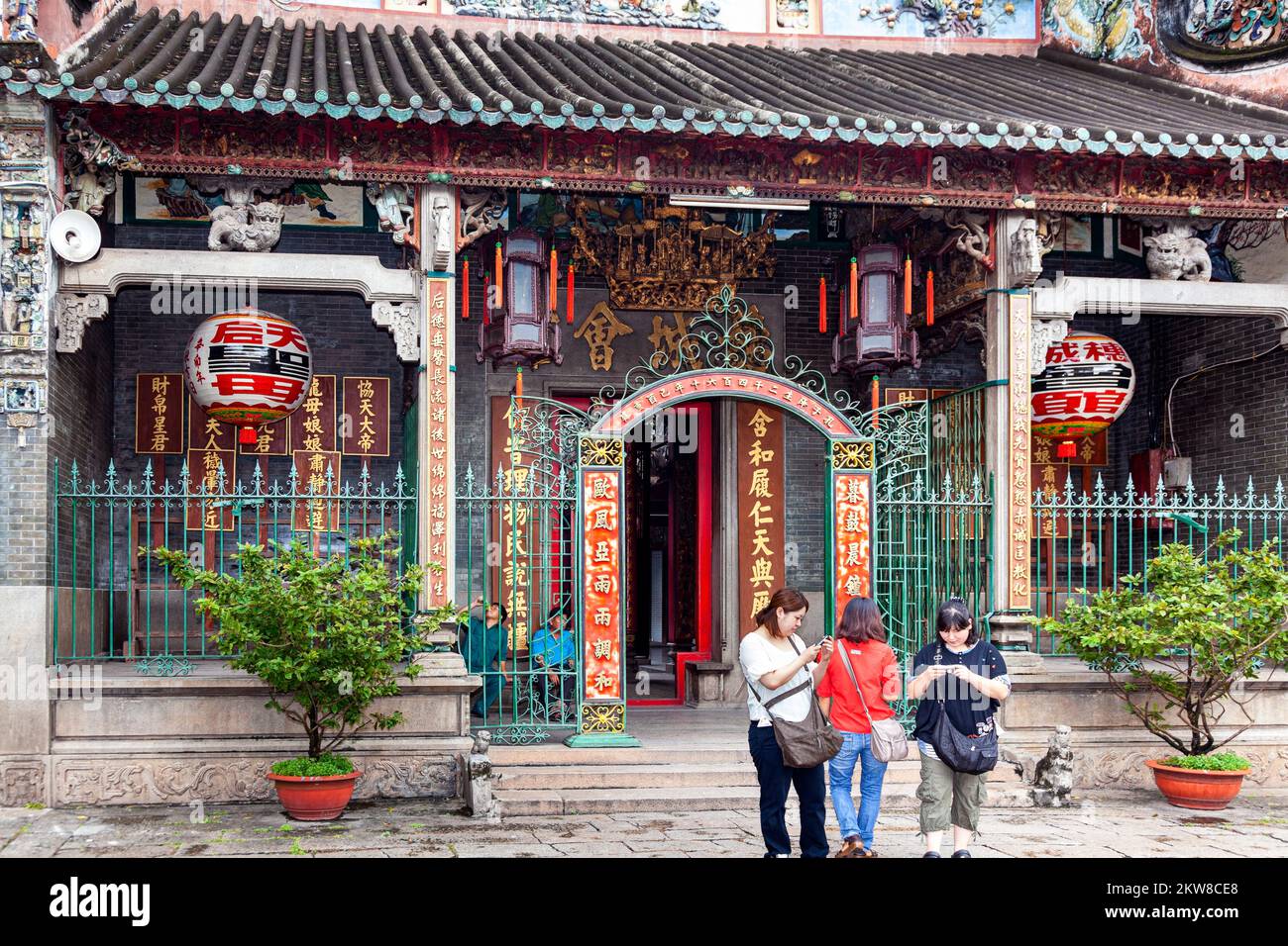 Touristes asiatiques au temple de Hoi Quan Tue Thanh, Ho Chi Minh ville, Vietnam Banque D'Images