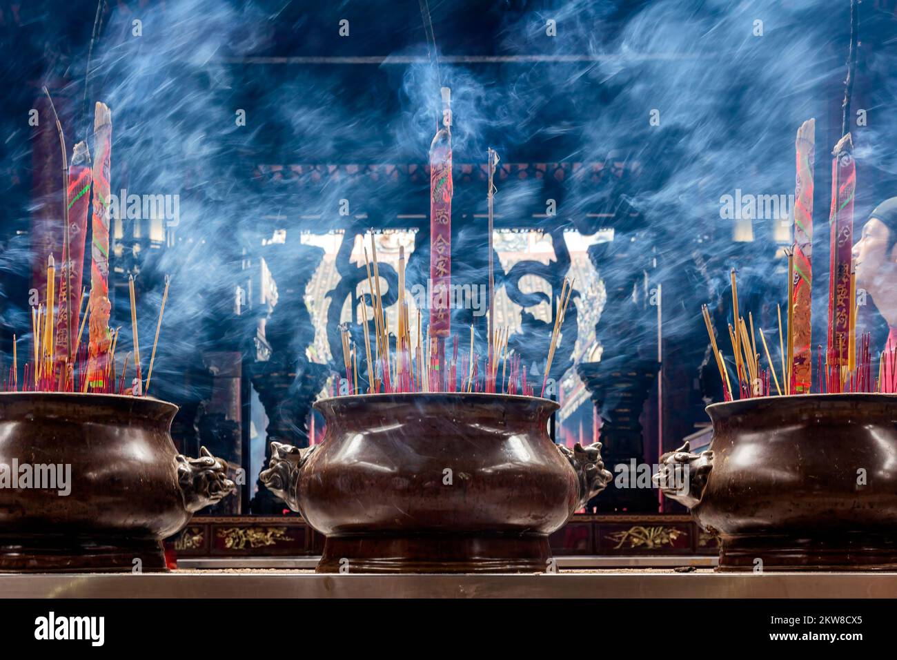 Bâtonnets d'encens brûlants au temple Hoi Quan Tue Thanh, Ho Chi Minh ville, Vietnam Banque D'Images