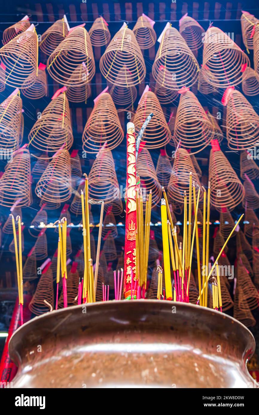 Bâtonnets d'encens brûlants au temple Hoi Quan Tue Thanh, Ho Chi Minh ville, Vietnam Banque D'Images