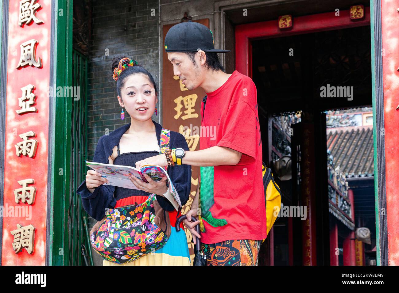 Guide de lecture de couple touristique asiatique, temple Hoi Quan Tue Thanh, Ho Chi Minh ville, Vietnam Banque D'Images