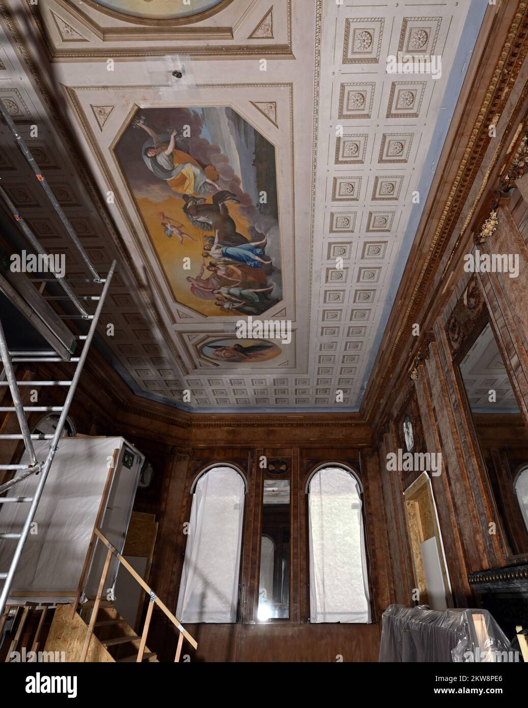 PRODUCTION - 17 novembre 2022, Berlin: Échafaudages dans la salle de banquet du palais de l'île de Peacock sous le plafond de 65 mètres carrés, au centre 'Apollo avec le Soleil Chariot (après Guido Reni)' par Johann Christoph Frisch. Le palais, construit il y a plus de 200 ans presque entièrement en bois, a besoin d'être rénové en raison de son état délabré. Le défi pour le travail est que la coquille extérieure et le bois doivent être faits tout en préservant la substance à l'intérieur autant que possible. Le travail est compliqué par le fait que l'île Havel est située sur la frontière de l'État Banque D'Images