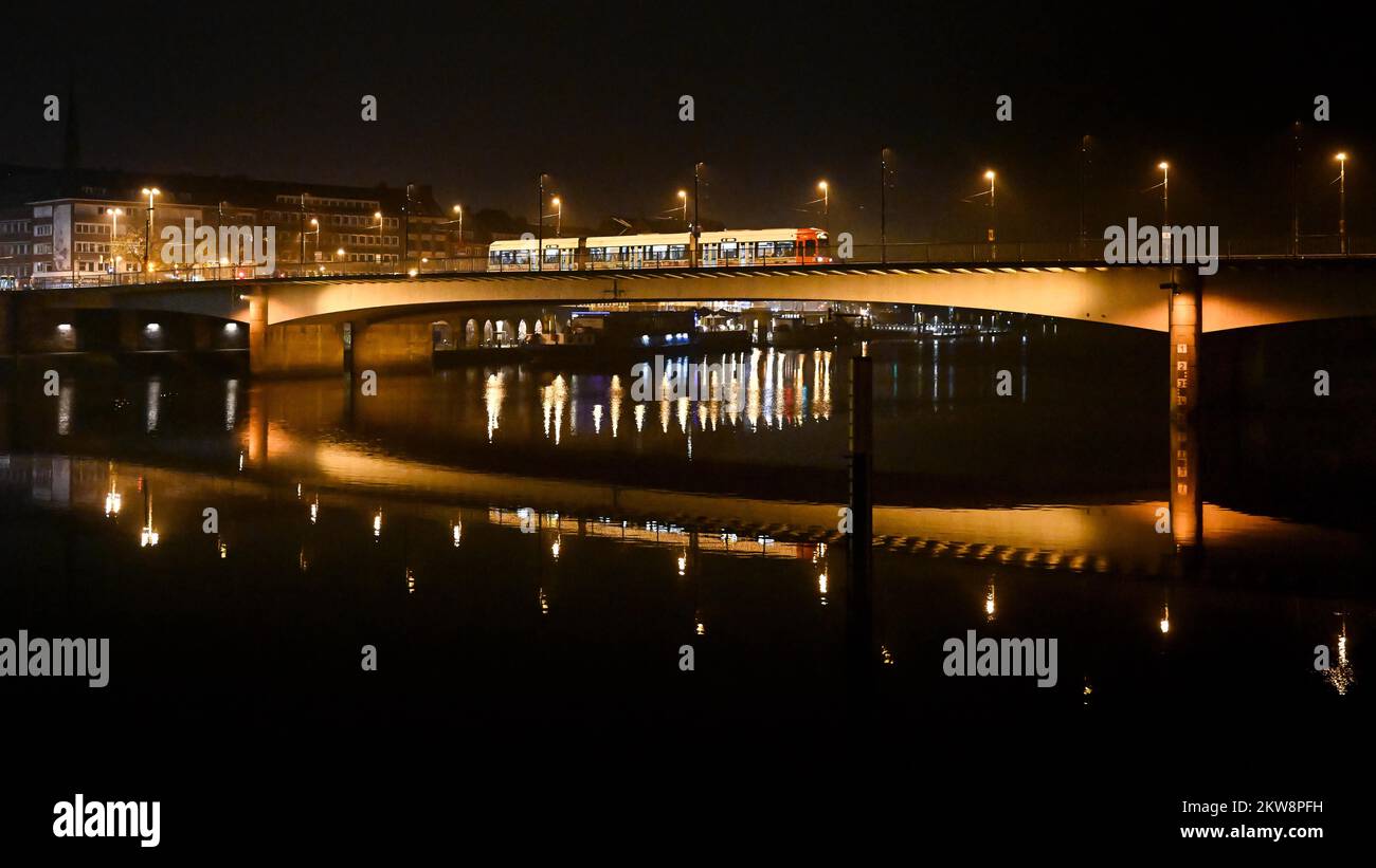 Brême, Allemagne. 30th novembre 2022. Un tramway traverse le pont Wilhelm-Kaisen de Brême. Selon une nouvelle étude, les ponts Weser de Brême n'ont qu'une capacité de charge limitée. À court terme, la circulation des camions doit être restreinte. Credit: Sina Schuldt/dpa/Alay Live News Banque D'Images