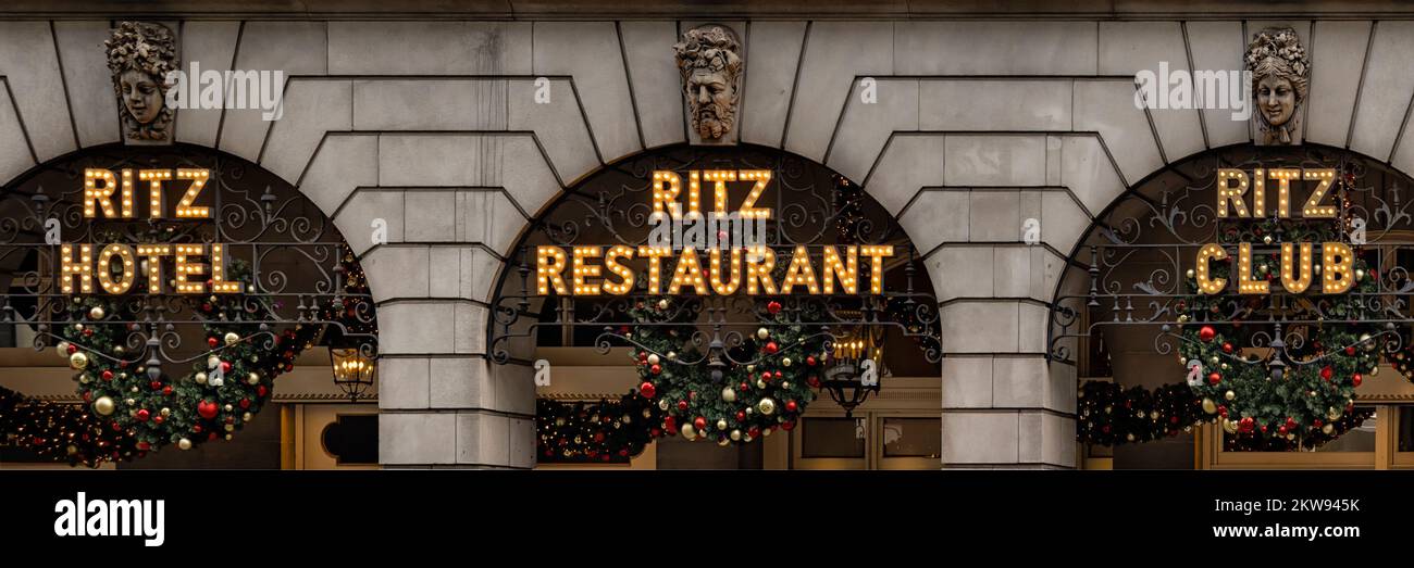 LONDRES, ROYAUME-UNI - 16 NOVEMBRE 2022 : Panorama de panneaux éclairés pour l'hôtel Ritz, le restaurant Ritz et le Ritz Club devant le bâtiment Ritz sur Piccadilly, Banque D'Images