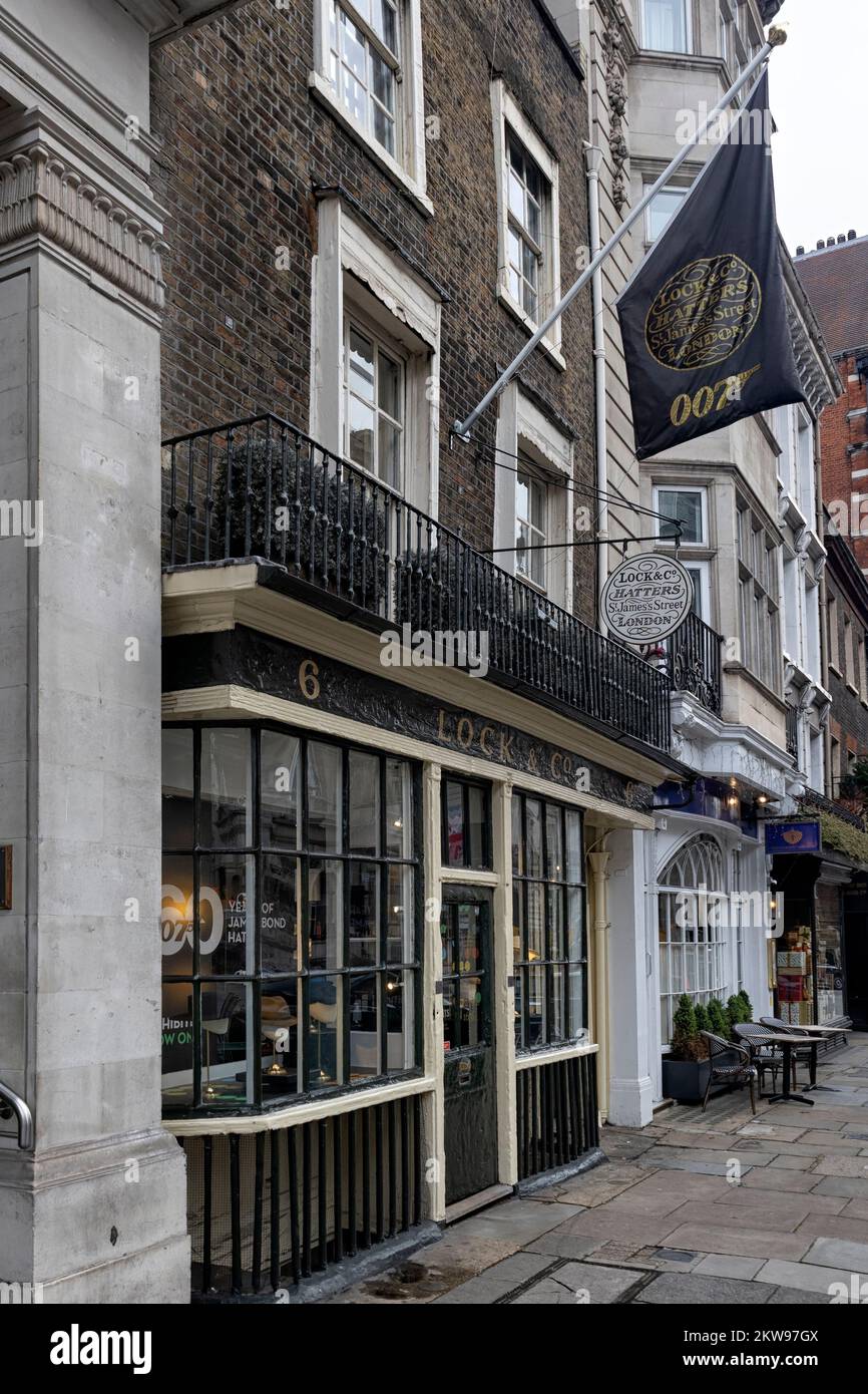 LONDRES, ROYAUME-UNI - 16 NOVEMBRE 2022 : Verrouiller et Co Hatters Shop à St James's Street, Mayfair. Fondé en 1676, il s'agit du plus ancien magasin de chapeaux au monde Banque D'Images