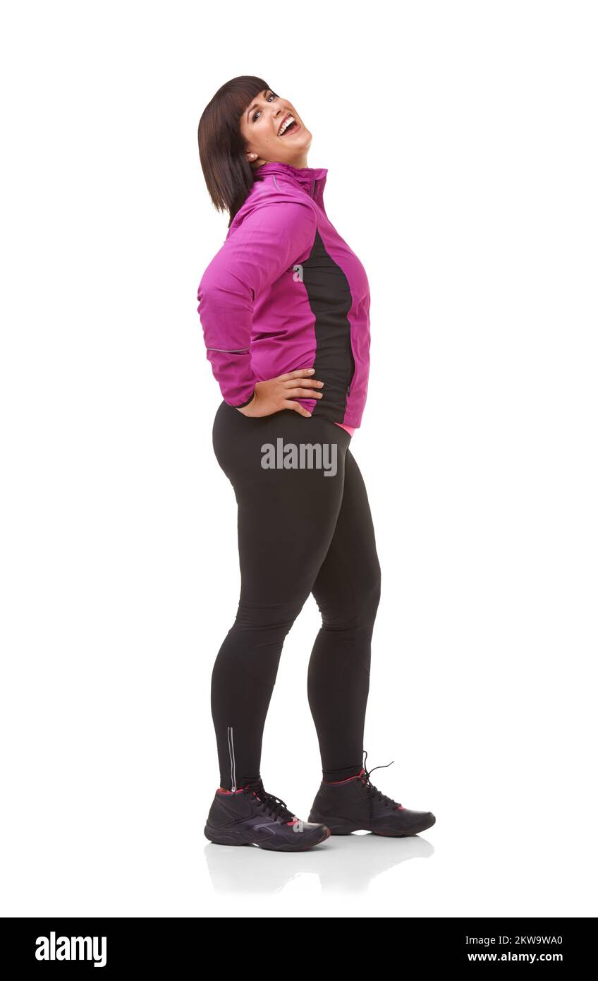 Prêt à être mis en forme. Portrait d'un modèle de taille plus en vêtements d'exercice sur fond blanc. Banque D'Images