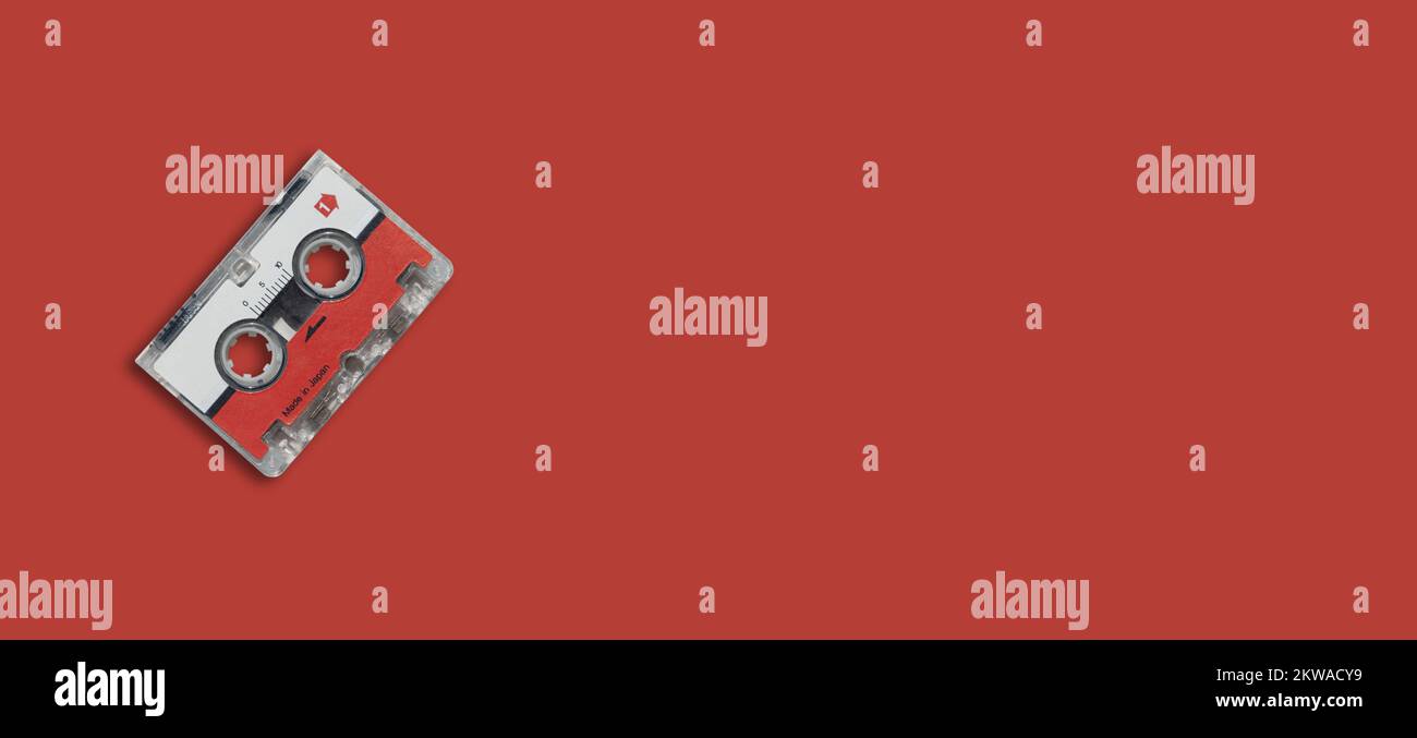 Cassette mini sur fond coloré. Banque D'Images