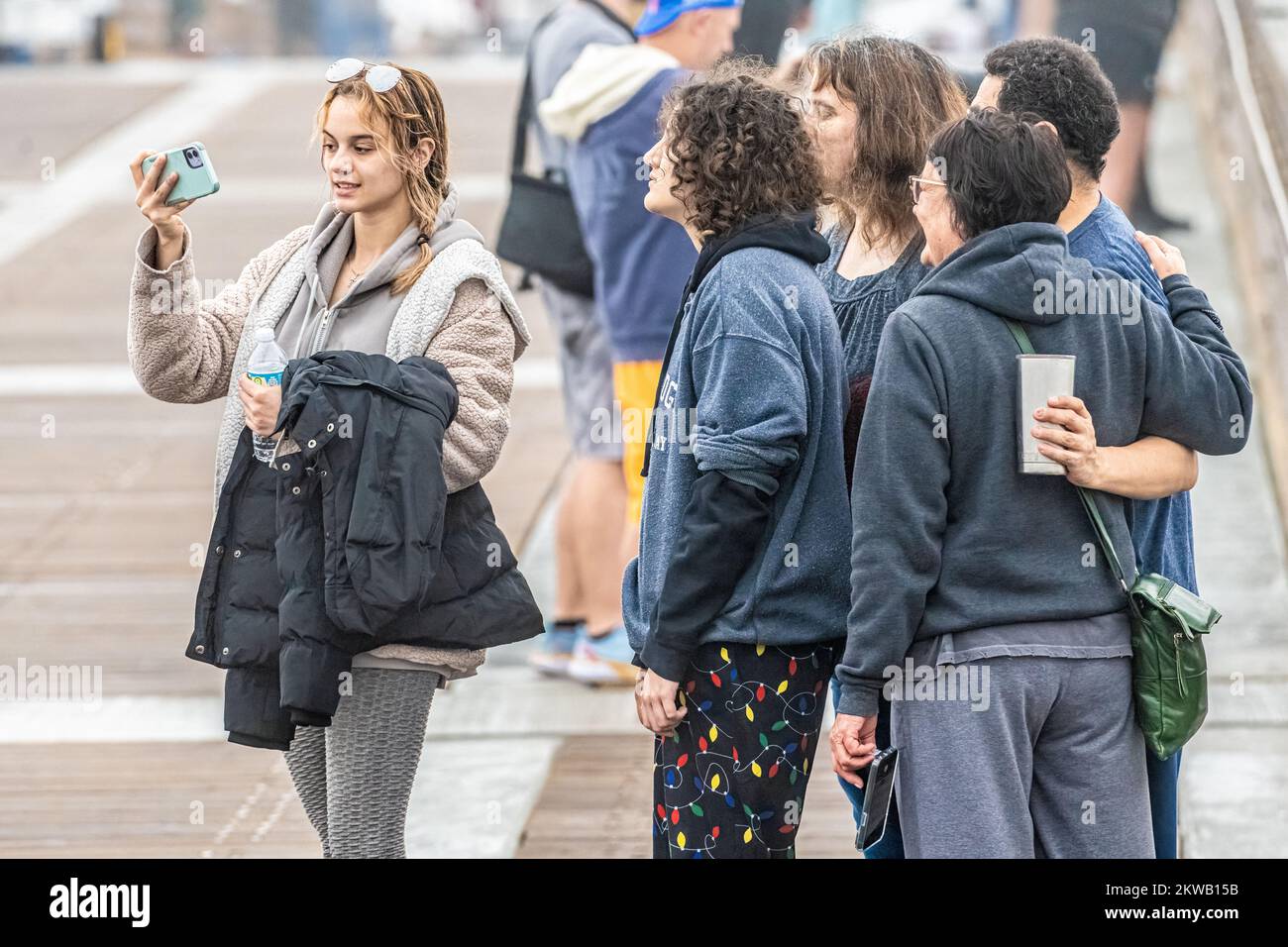 Famille posant pour un selfie de groupe sur la jetée Jacksoville Beach à Jacksonville Beach, Floride. (ÉTATS-UNIS) Banque D'Images