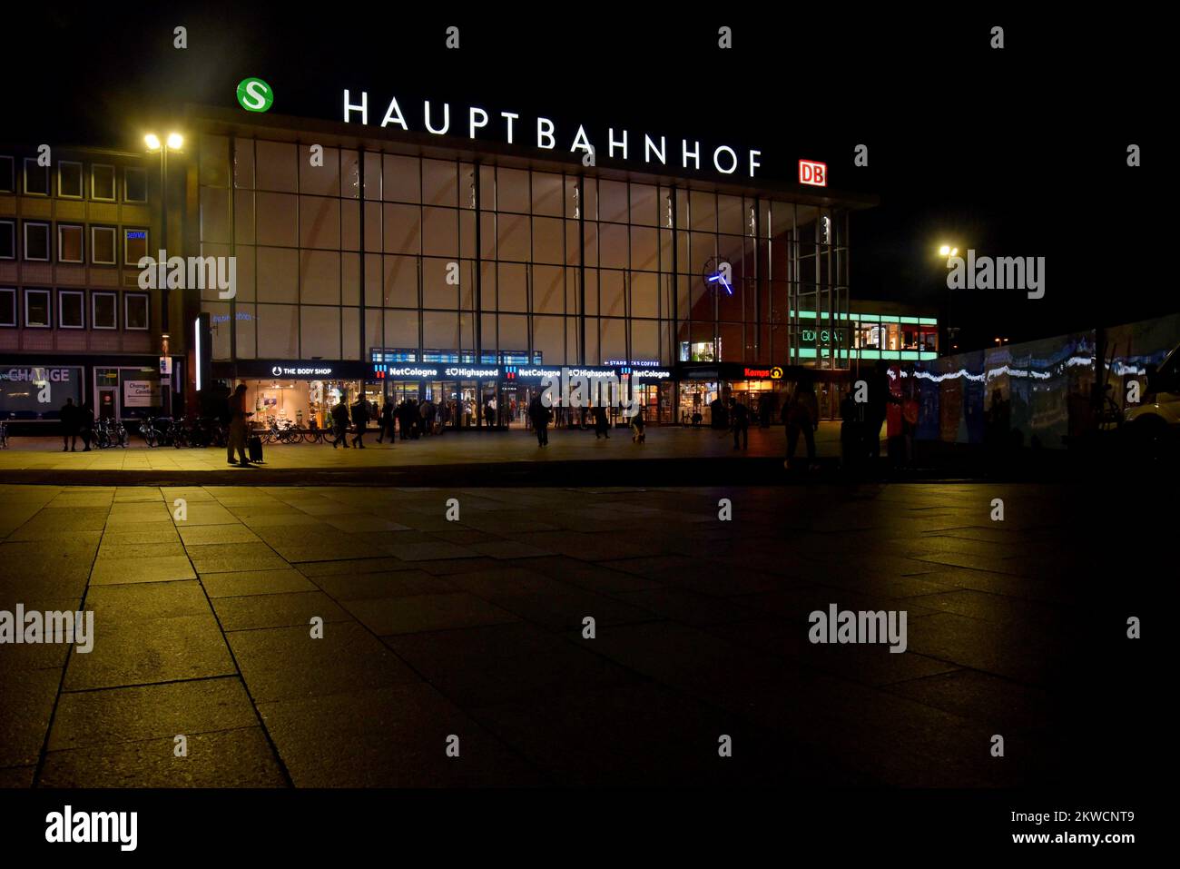 L'extérieur de Cologne (Koln) Hauptbahnhof gare principale et place la nuit, Allemagne Banque D'Images