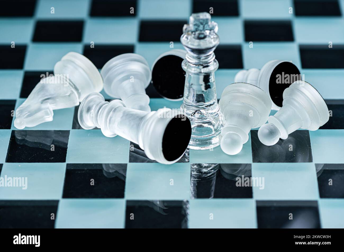 Jeu de plateau d'échecs en verre dans fond noir, focus sélectif sur King, leadership, concept gagnant Banque D'Images