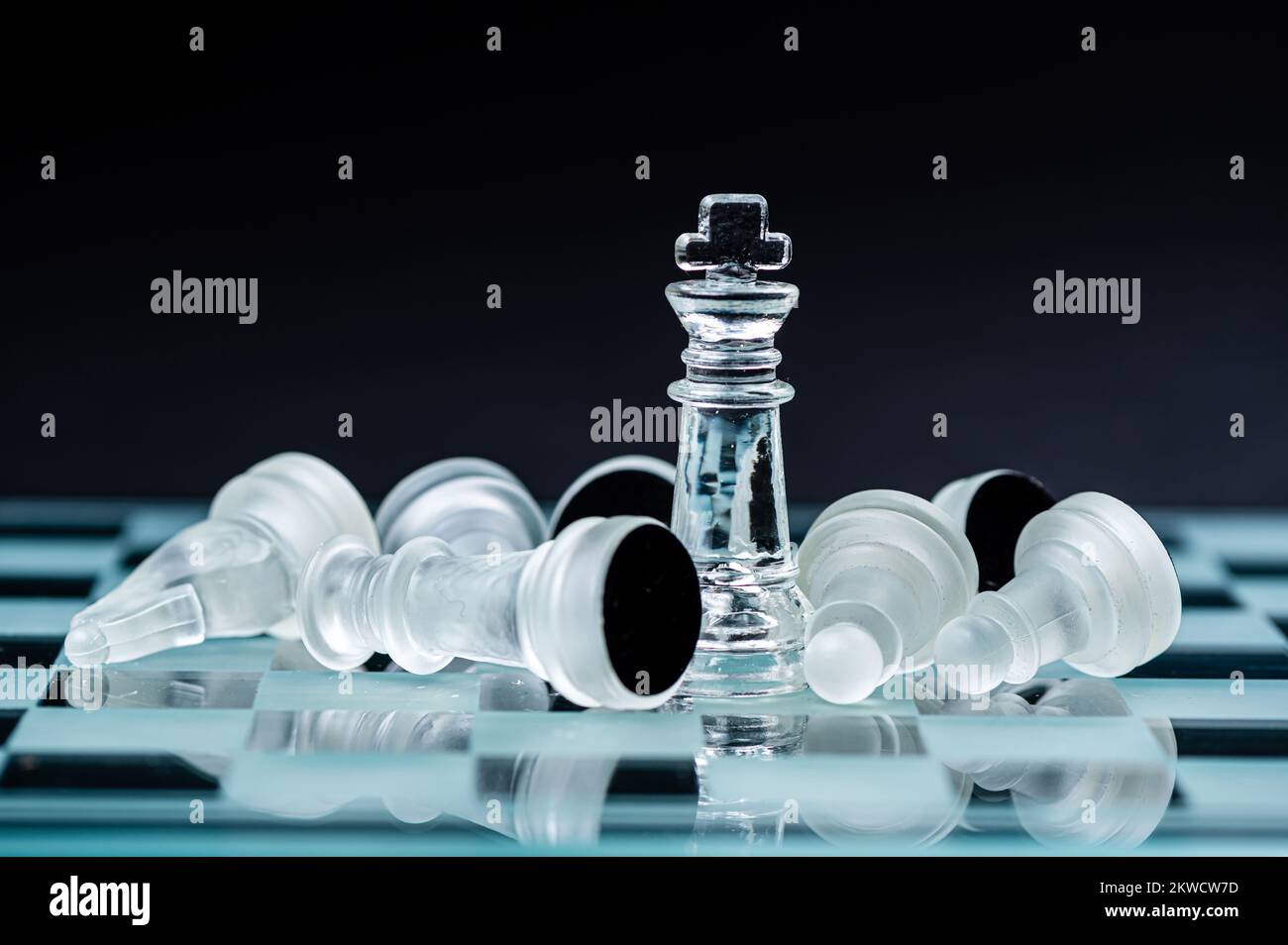 Jeu de plateau d'échecs en verre dans fond noir, focus sélectif sur King, leadership, concept gagnant Banque D'Images
