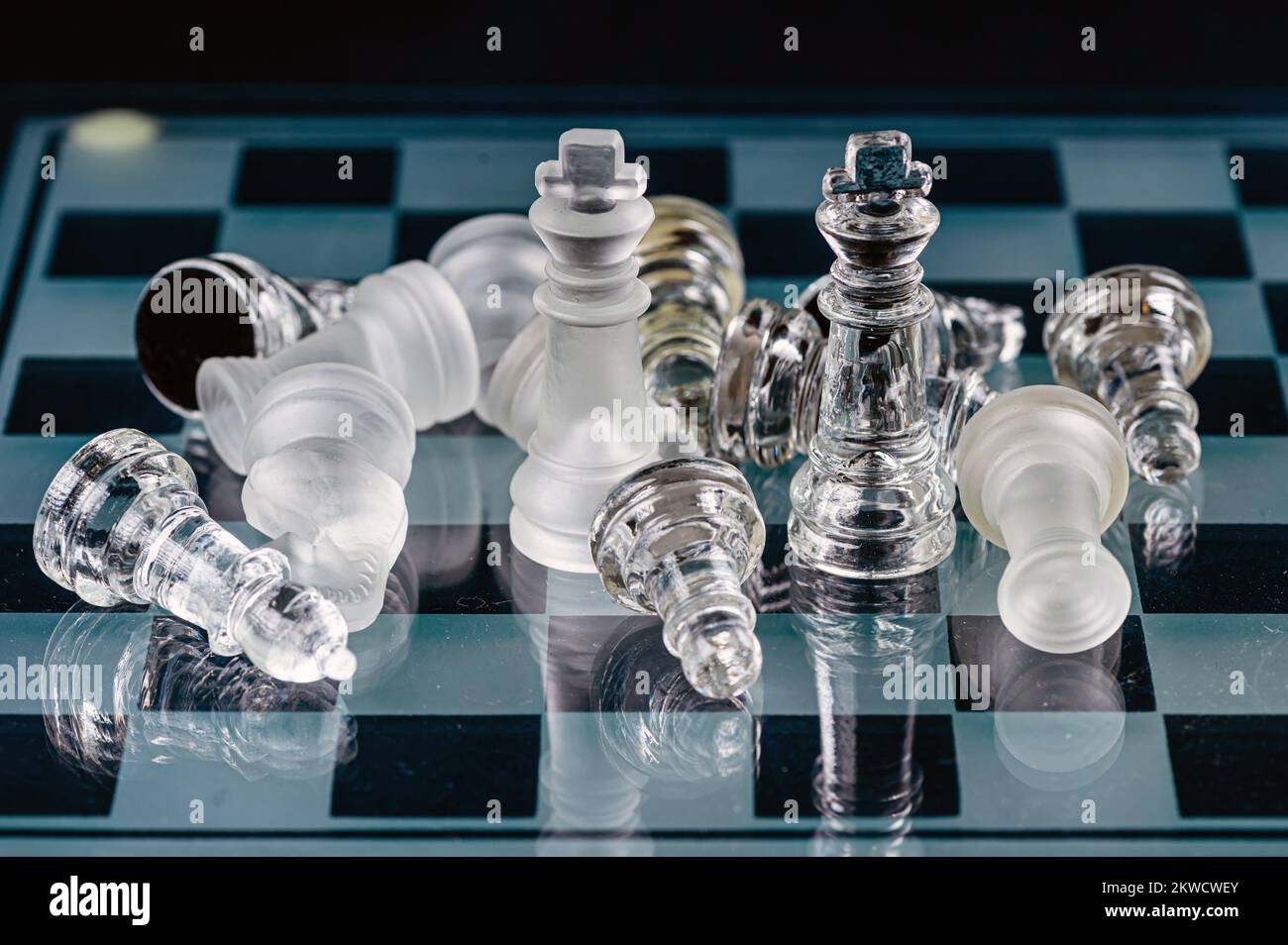 Jeu de plateau d'échecs en verre dans fond noir, focus sélectif sur King, leadership, concept gagnant Banque D'Images