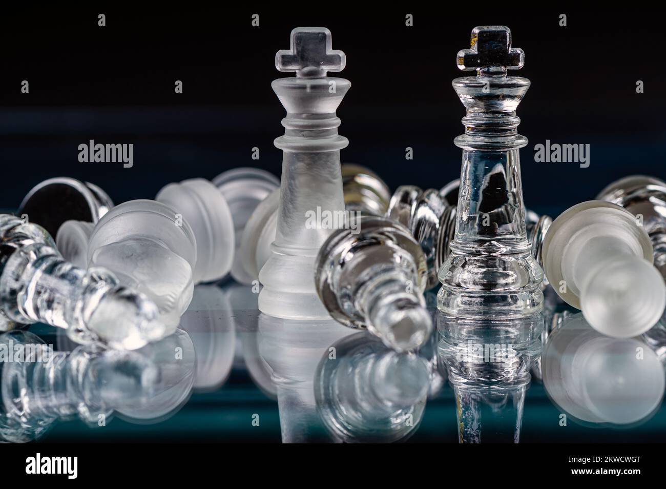 Jeu de plateau d'échecs en verre dans fond noir, focus sélectif sur King, leadership, concept gagnant Banque D'Images