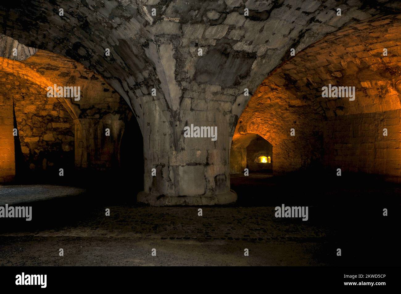 Des piliers massifs soutiennent le toit voûté de la chambre inférieure ou du bastion intérieur dans la forteresse Munot à Schaffhausen, au nord de la Suisse, un bastion circulaire révolutionnaire de fin 1500s capable de tirer dans toutes les directions depuis les emplacements d'armes casemate. La chambre intérieure froide pourrait également être utilisée pour stocker des munitions, de la nourriture et de l'eau, ou comme refuge en temps de siège. Banque D'Images