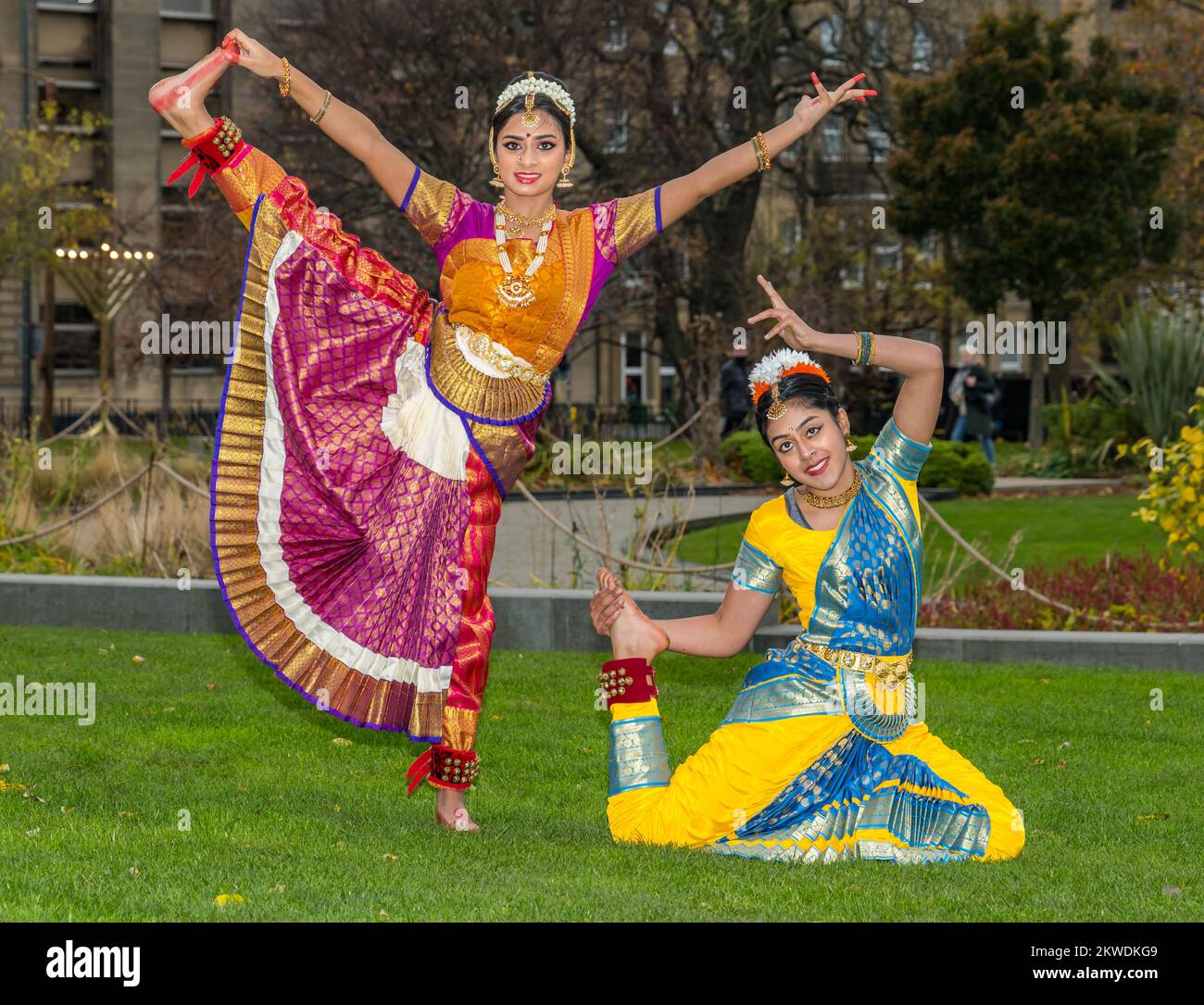 Danseuses indiennes en costume traditionnel se posant dans le mouvement de danse à Diwali, place St Andrew, Édimbourg, Écosse, Royaume-Uni Banque D'Images