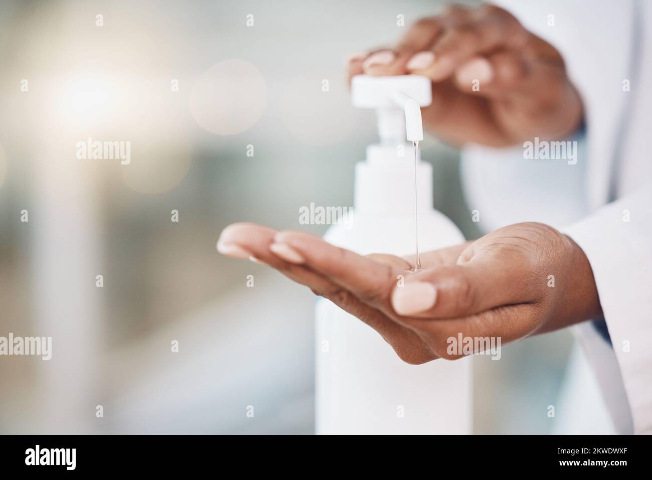 Soins de santé, nettoyage et règles de covid à l'hôpital par un médecin désinfectez les mains avec un désinfectant pour les mains. Conformité, sécurité et contrôle corona par un expert en santé Banque D'Images