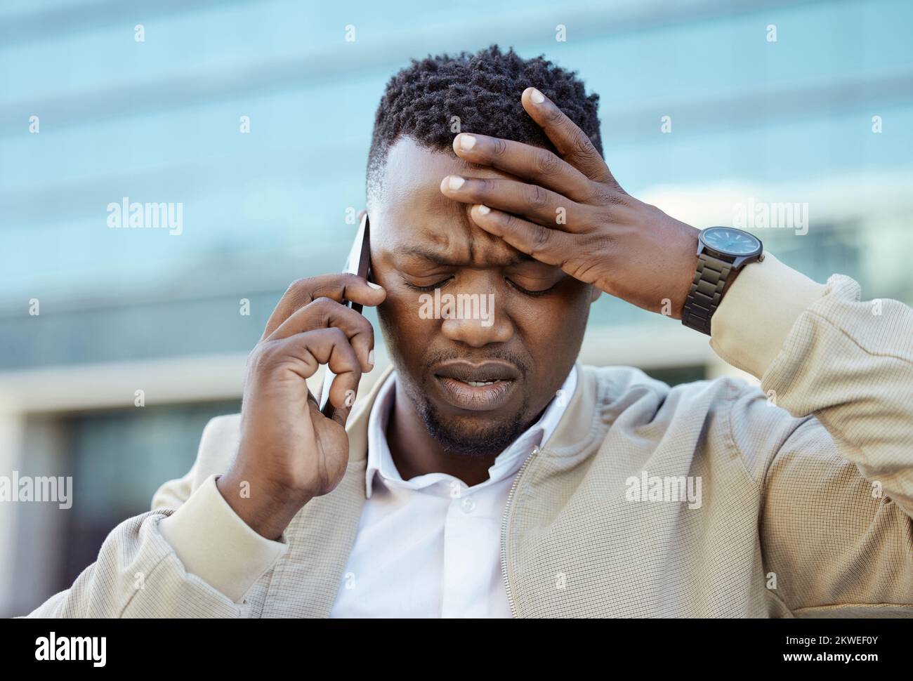 Stressé, douleur et homme d'affaires fatigué sur un appel téléphonique ennuyeux à l'extérieur dans une ville se sentant en colère et déçu. Frustré, malheureux ou malade Banque D'Images