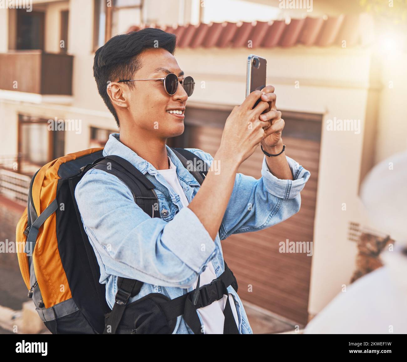 Joyeux touriste qui prend un selfie avec le téléphone en vacances, en vacances ou en voyage pour les médias sociaux en ligne en été. Homme asiatique utilisant un smartphone mobile dans un Banque D'Images