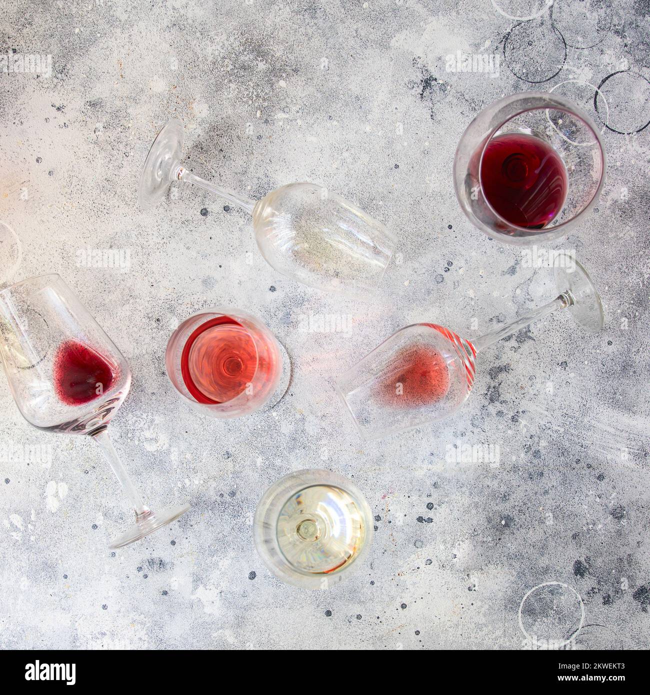 De nombreux verres avec différents types de vin sur fond blanc. Magnifique vin résumé fond. Vue de dessus Banque D'Images