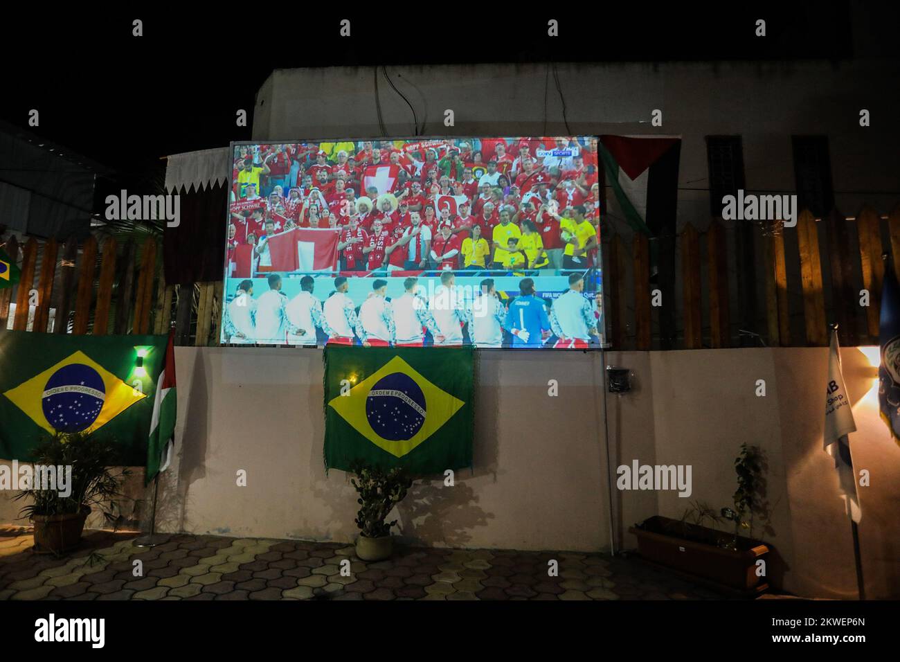 L'ambassadeur du Brésil en Palestine regarde le match de l'équipe nationale du Brésil contre la Suisse en coupe du monde 2022 au Qatar, dans la bande de Gaza, le 28 novembre 2022. Banque D'Images