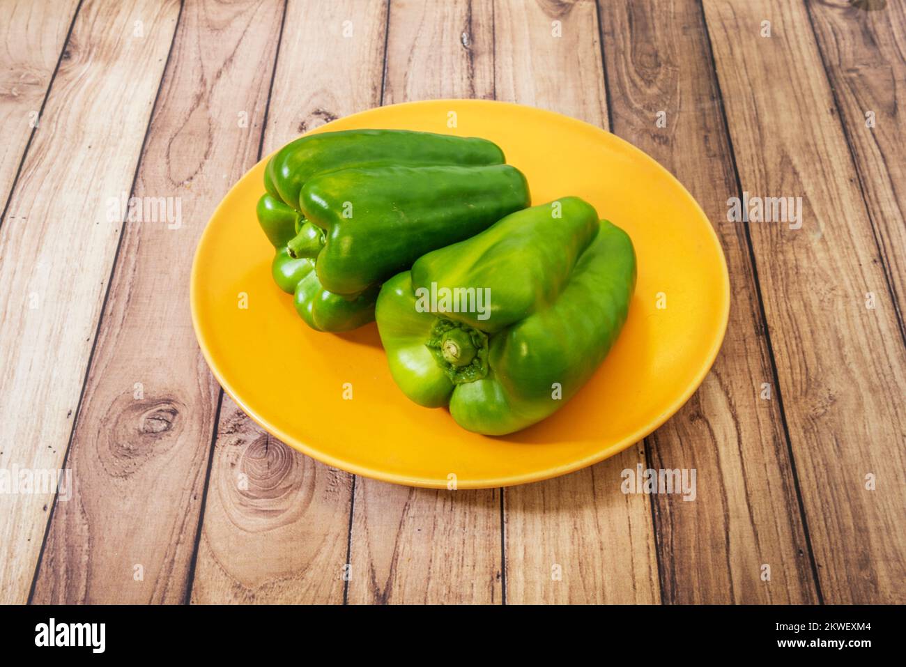 Les poivrons sont classés comme fruits parce qu'ils contiennent de petites graines au milieu et poussent de la fleur de l'usine de poivron Banque D'Images