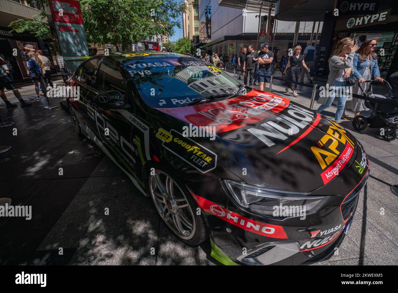 Adélaïde, Australie. 30 novembre 2022. Une exposition de Holden et de Ford Supercars au Rundle Mall, Adélaïde, qui s'alignent sur la grille au VALO Adelaide 500 . Une séance de signature par les pilotes pour les chasseurs et les fans d'autographes avant le début de Valo Adelaide 500 qui commence le 1 décembre. Credit: amer ghazzal / Alamy Live News Banque D'Images